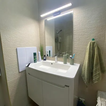 Апартаменты Lovely Two-bedroom Flat In Centre